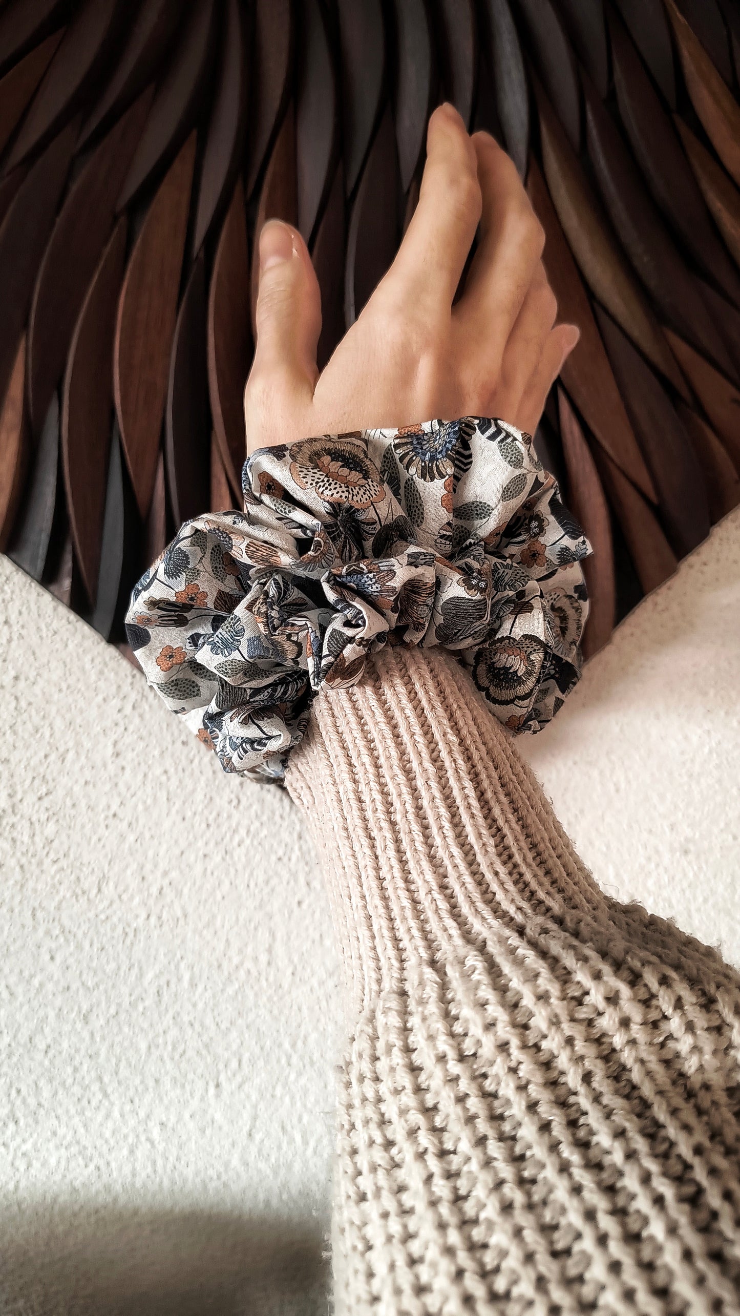 SCRUNCHIE EDIZIONE LIMITATA BEIGE STAMPE FLOREALI ELEGANTI BASSO