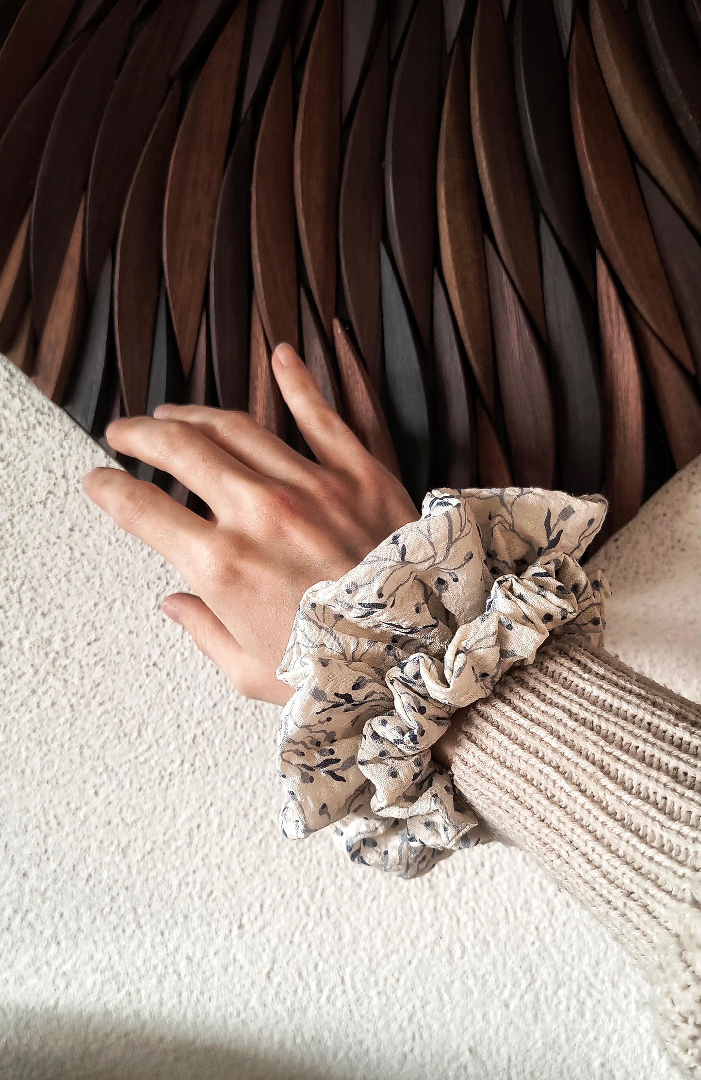 SCRUNCHIE EDIZIONE LIMITATA BIANCO CON STAMPE BLU ALTO