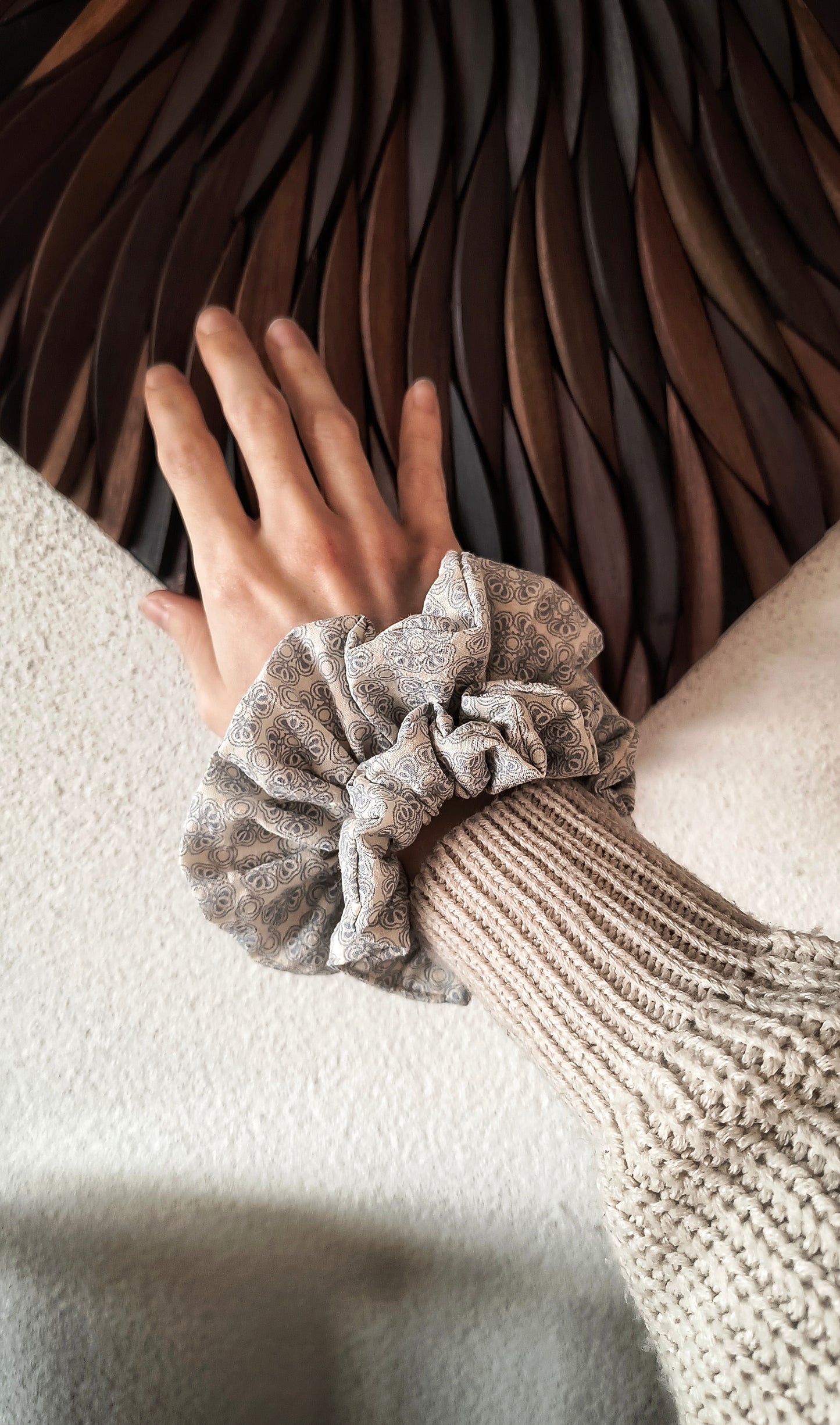 SCRUNCHIE EDIZIONE LIMITATA BIANCO CON STAMPE AZZURRE ALTO