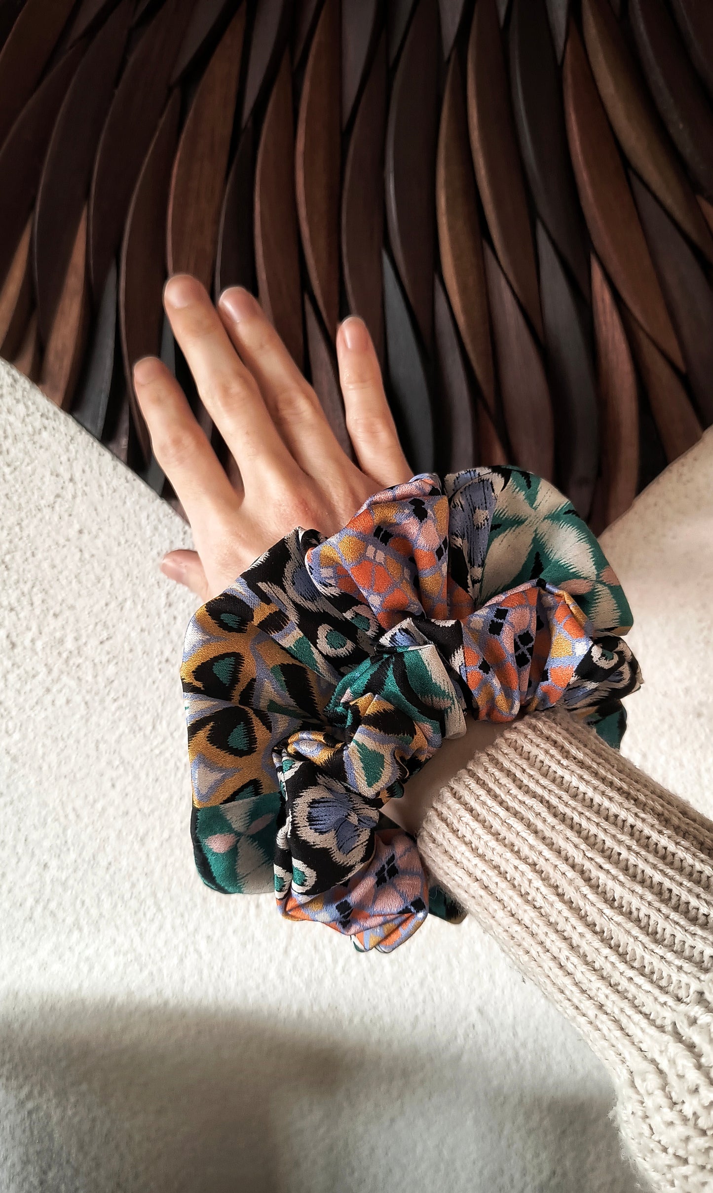 SCRUNCHIE EDIZIONE LIMITATA NERO STAMPE ASTRATTE ALTO