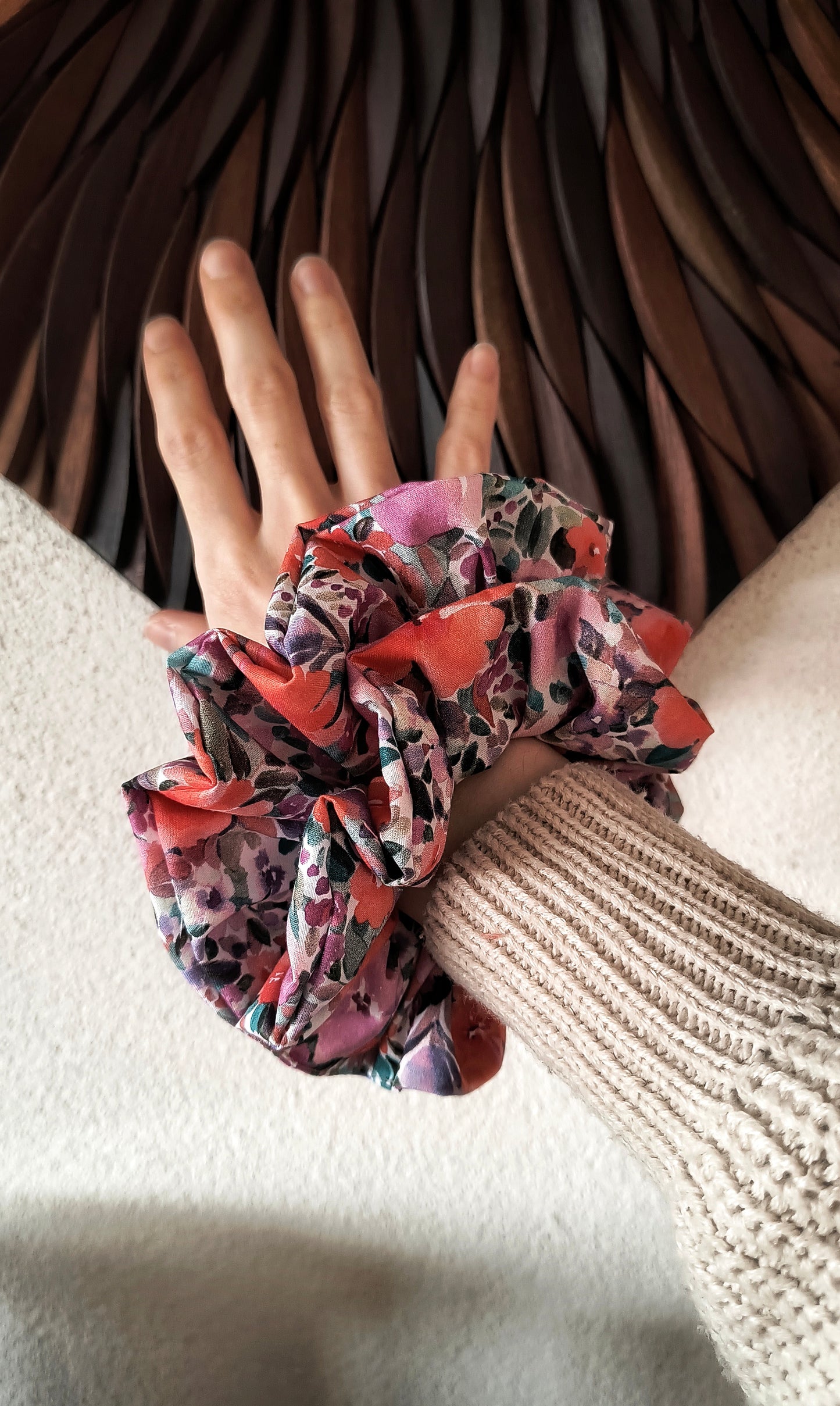 SCRUNCHIE EDIZIONE LIMITATA BIANCO CON STAMPE FIORI BASSO