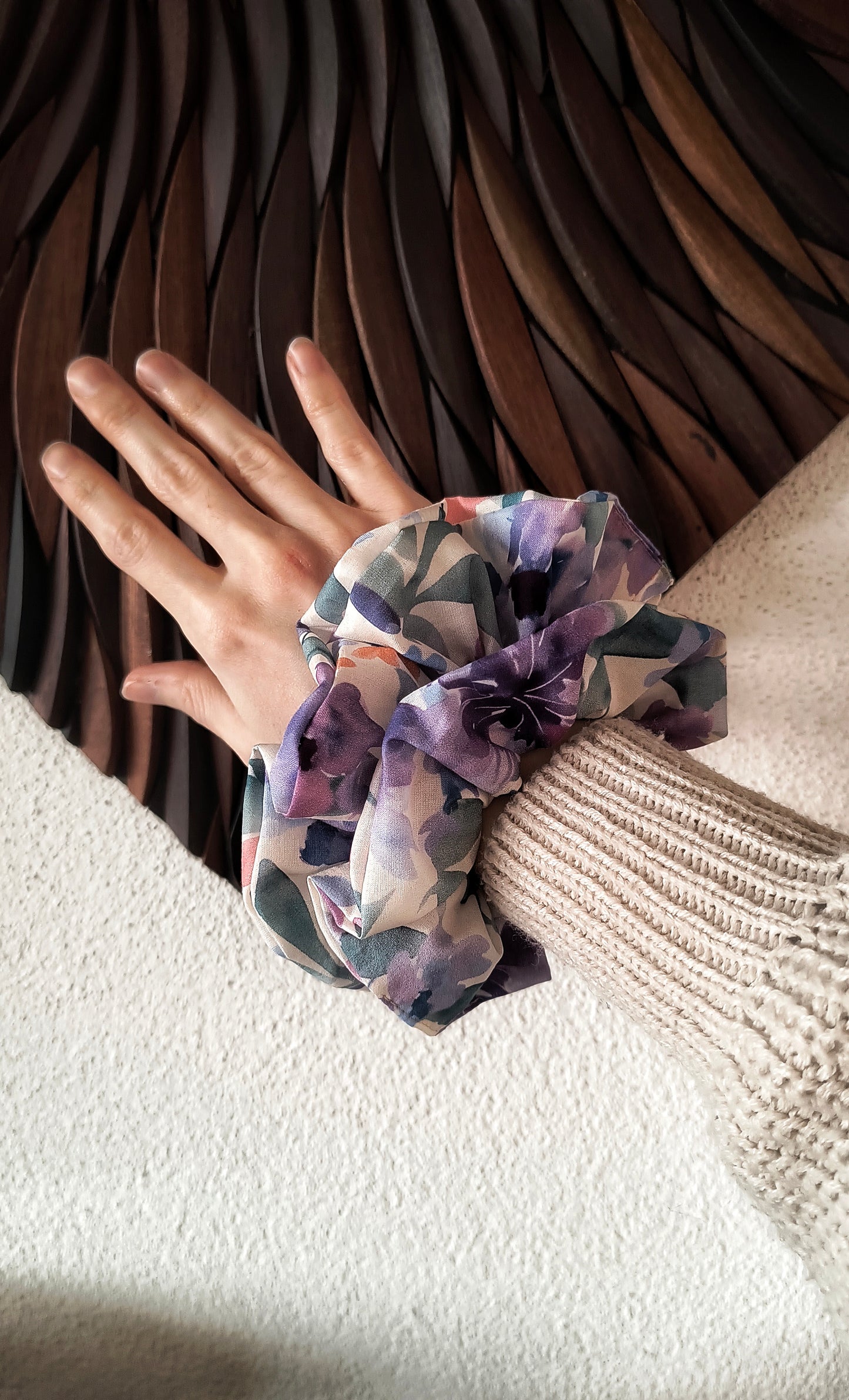 SCRUNCHIE EDIZIONE LIMITATA BIANCO CON STAMPE ACQUERELLO BASSO