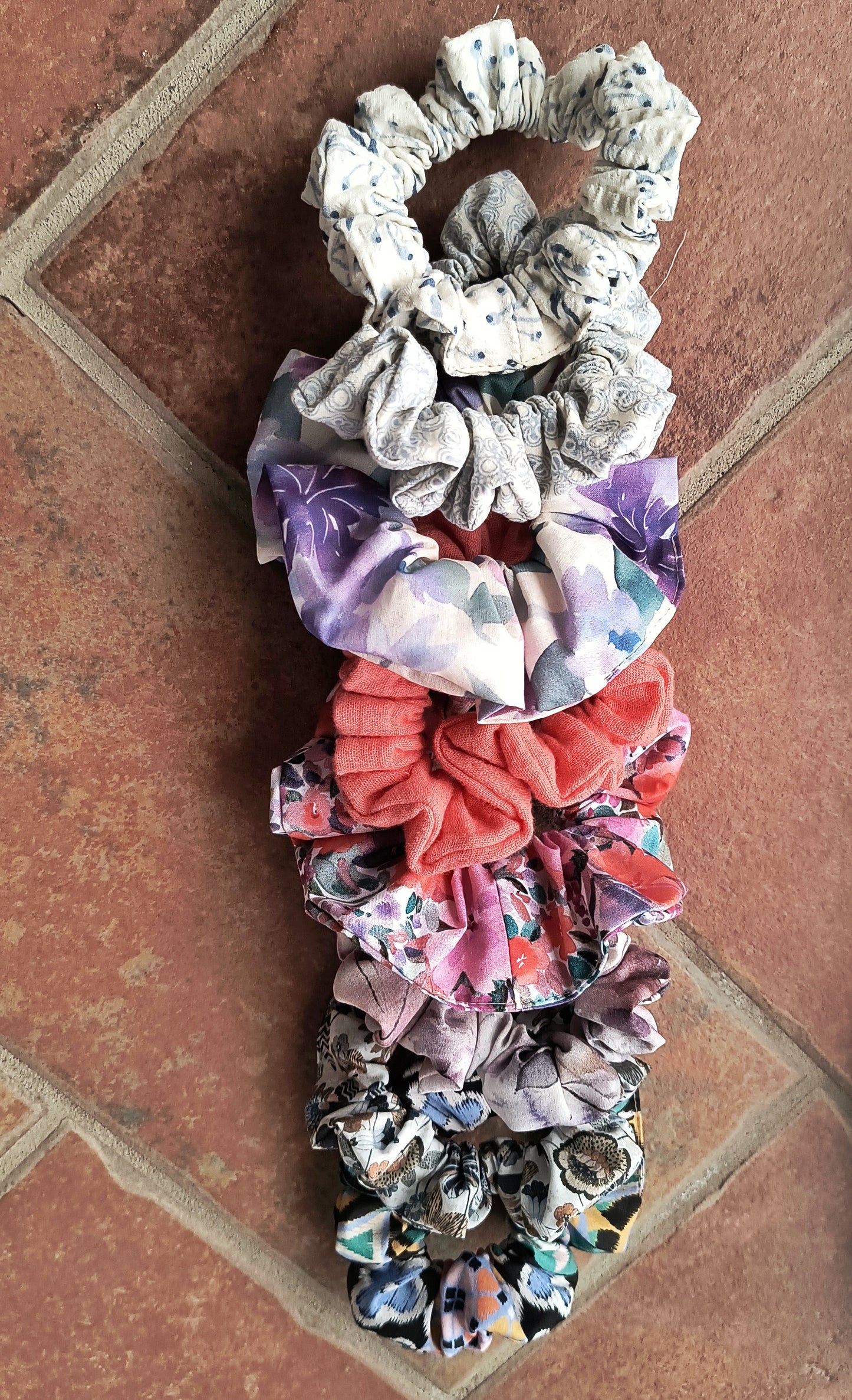 SCRUNCHIE EDIZIONE LIMITATA BIANCO CON STAMPE AZZURRE ALTO