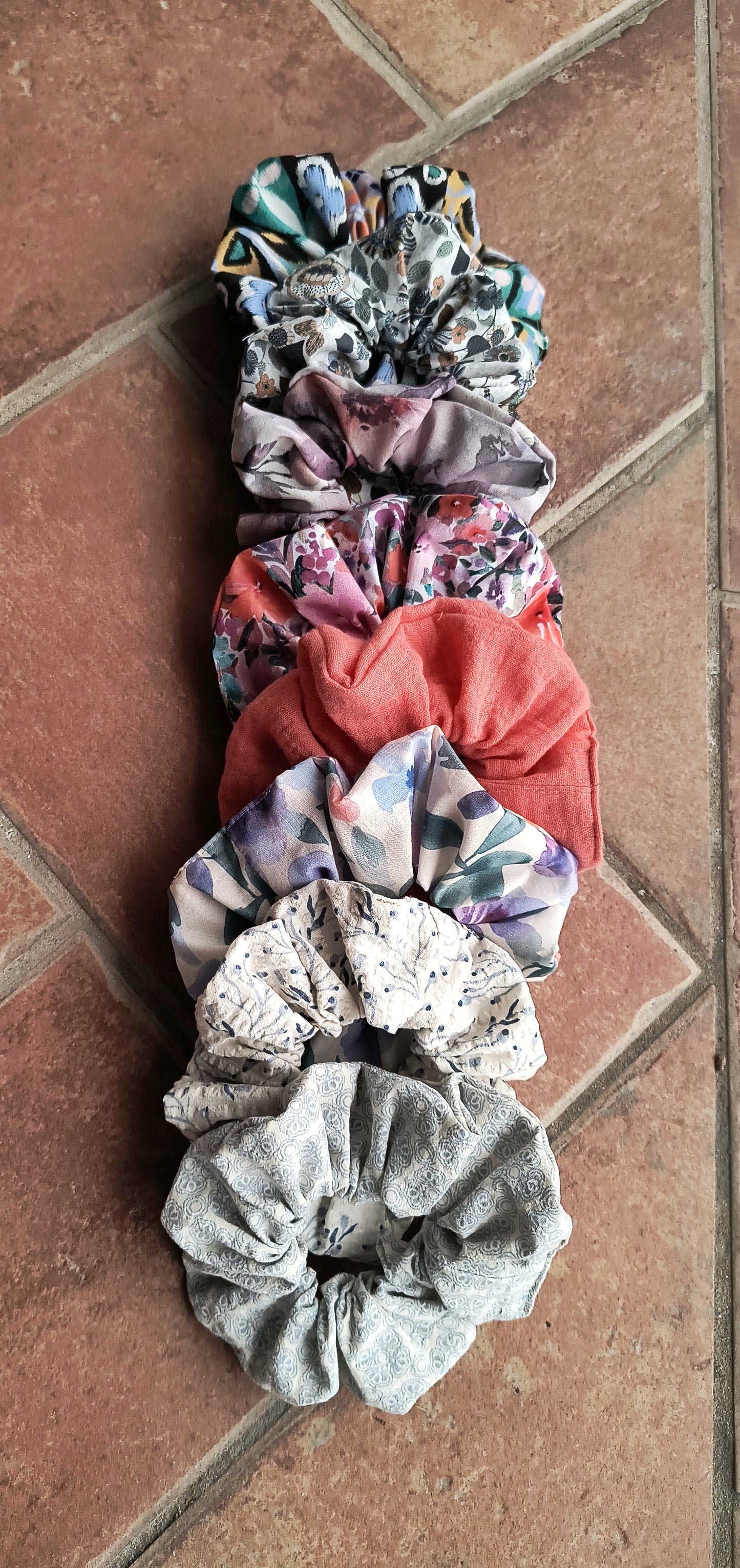 SCRUNCHIE EDIZIONE LIMITATA BIANCO CON STAMPE AZZURRE ALTO