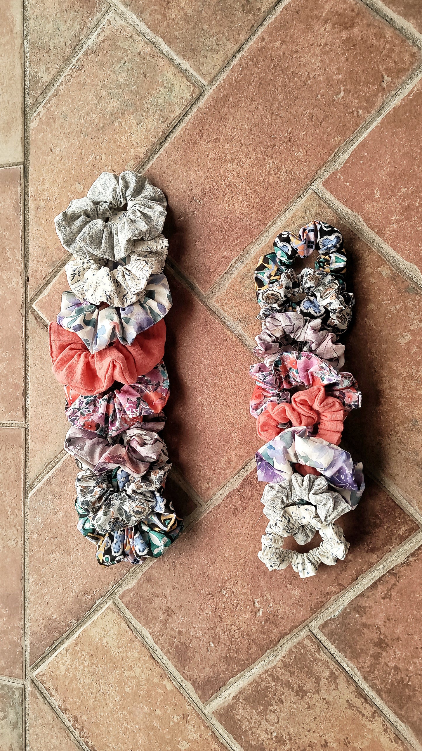SCRUNCHIE EDIZIONE LIMITATA BIANCO CON STAMPE AZZURRE ALTO