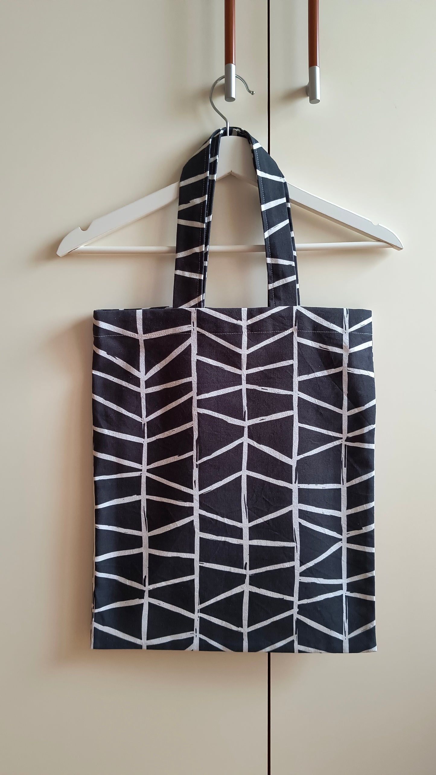 REUSABLE BAG BLACK AND WHITE GEOMETRIES