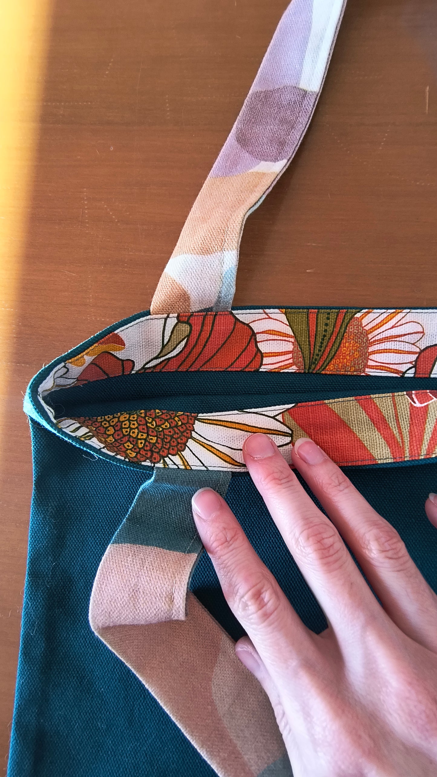 BORSA RIUTILIZZABILE VERDE PETROLIO MANICI E BORDO CONTRASTO