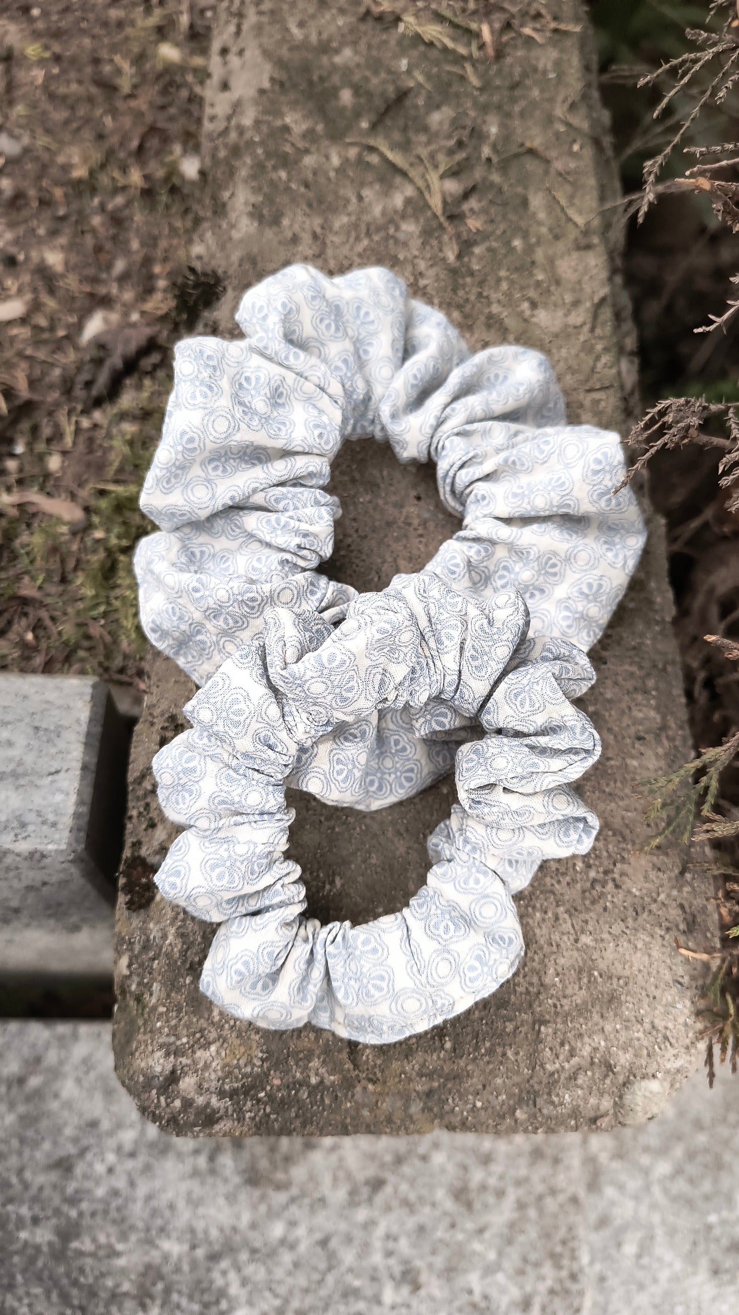 SCRUNCHIE EDIZIONE LIMITATA BIANCO CON STAMPE AZZURRE ALTO