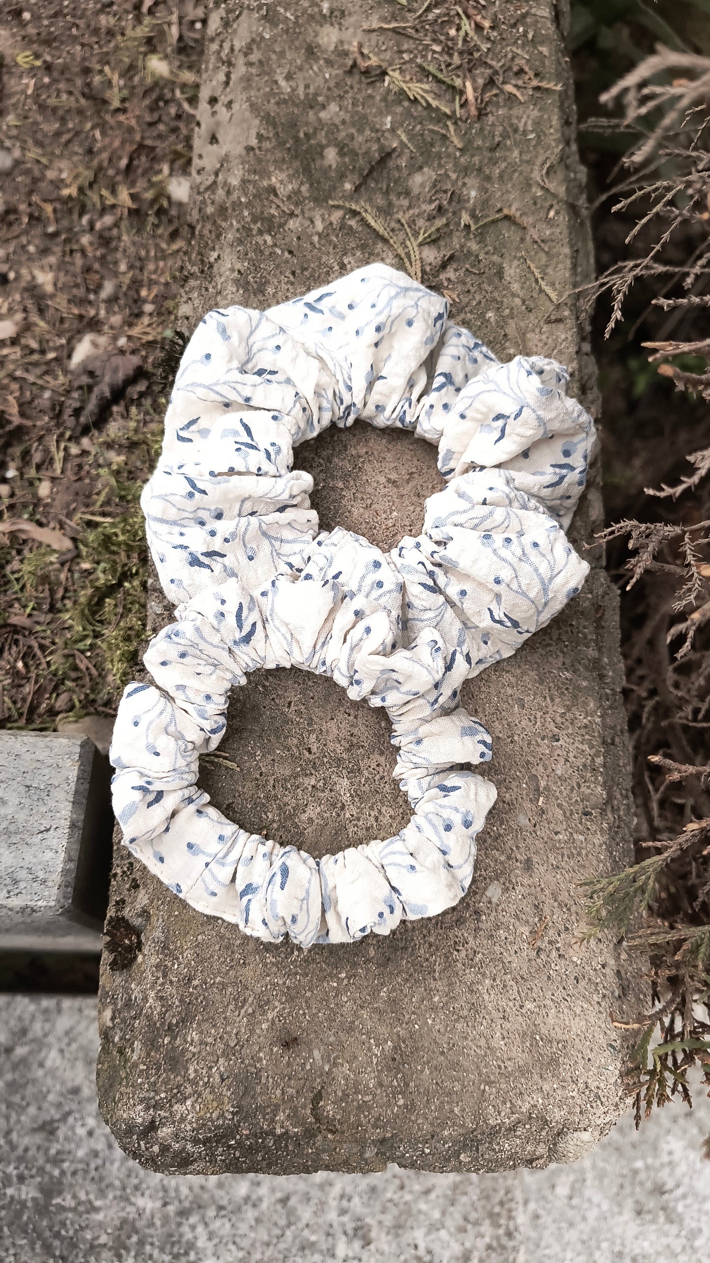 SCRUNCHIE EDIZIONE LIMITATA BIANCO CON STAMPE BLU ALTO