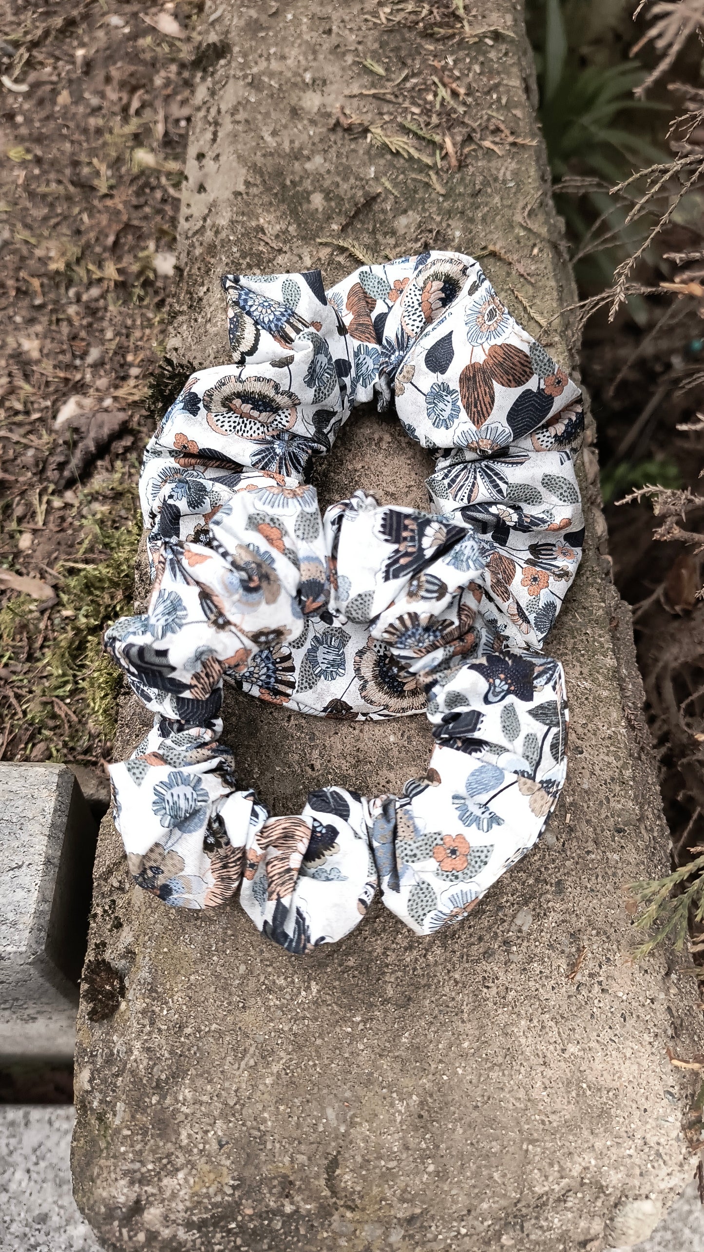 SCRUNCHIE EDIZIONE LIMITATA BEIGE STAMPE FLOREALI ELEGANTI BASSO