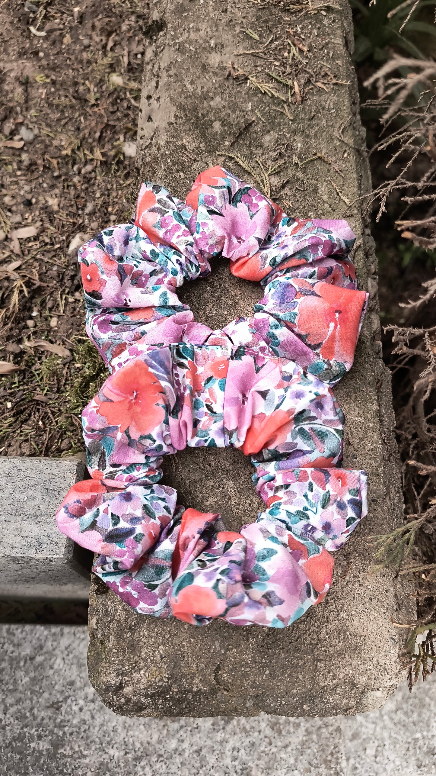SCRUNCHIE EDIZIONE LIMITATA BIANCO CON STAMPE FIORI BASSO