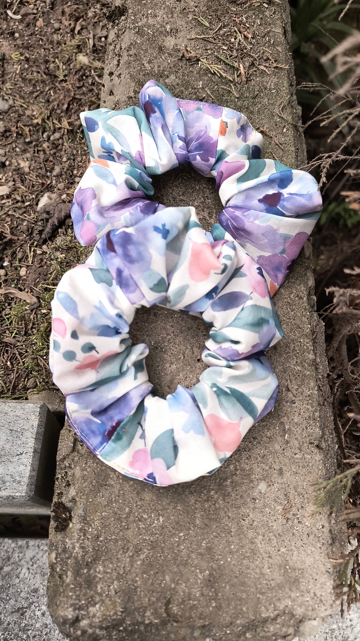 SCRUNCHIE EDIZIONE LIMITATA BIANCO CON STAMPE ACQUERELLO BASSO