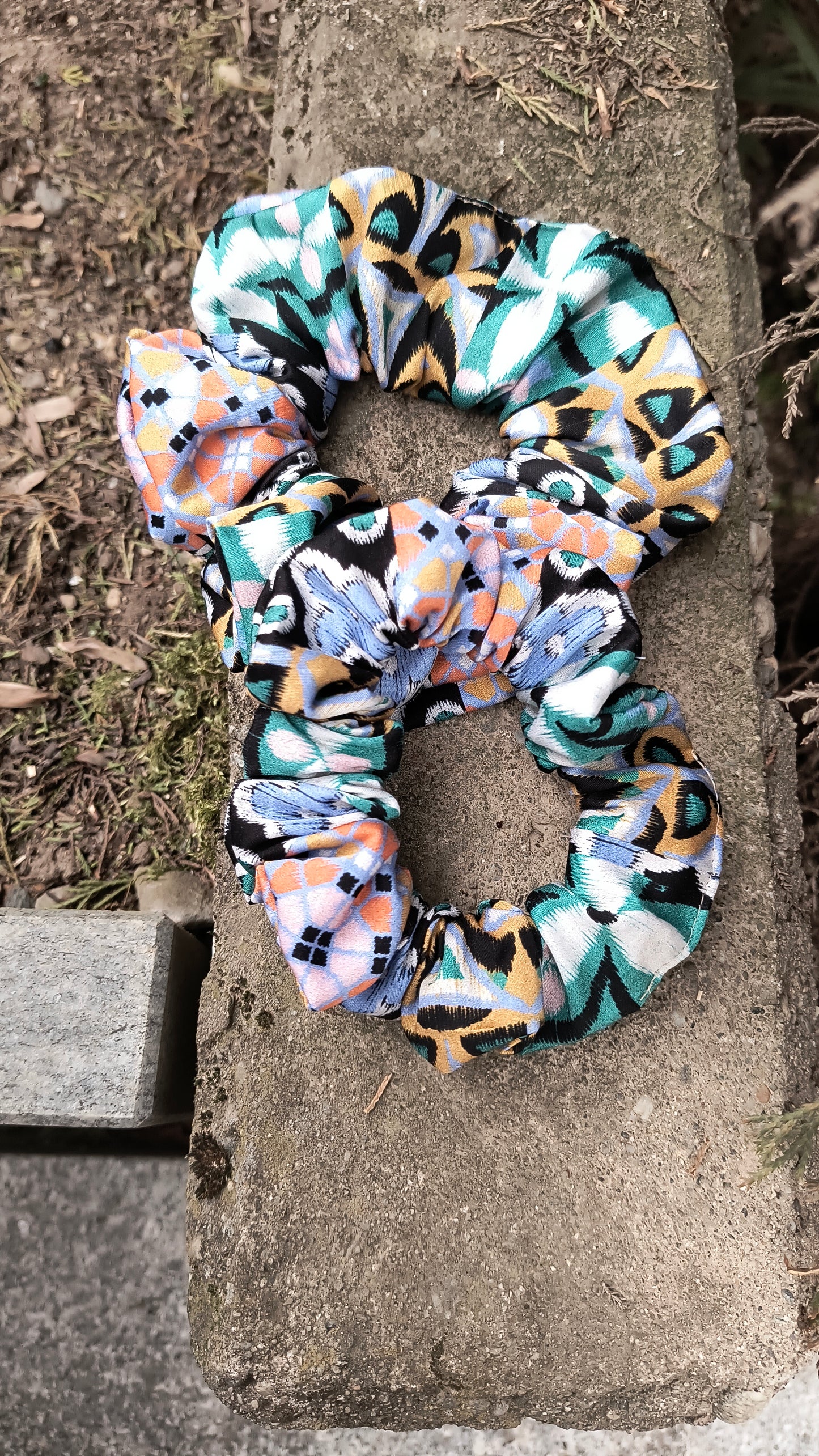SCRUNCHIE EDIZIONE LIMITATA NERO STAMPE ASTRATTE ALTO