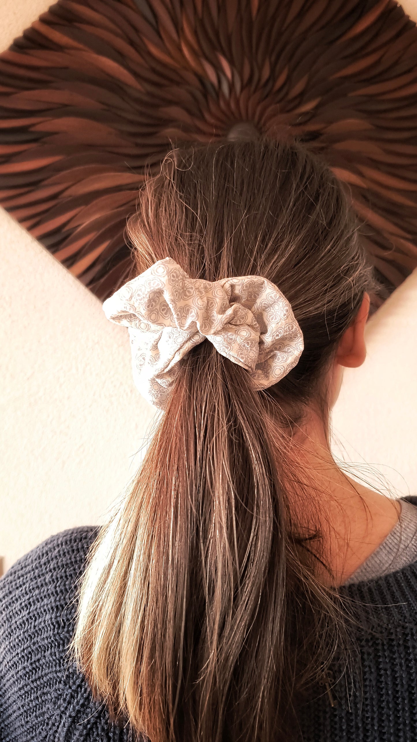 SCRUNCHIE EDIZIONE LIMITATA BIANCO CON STAMPE AZZURRE ALTO