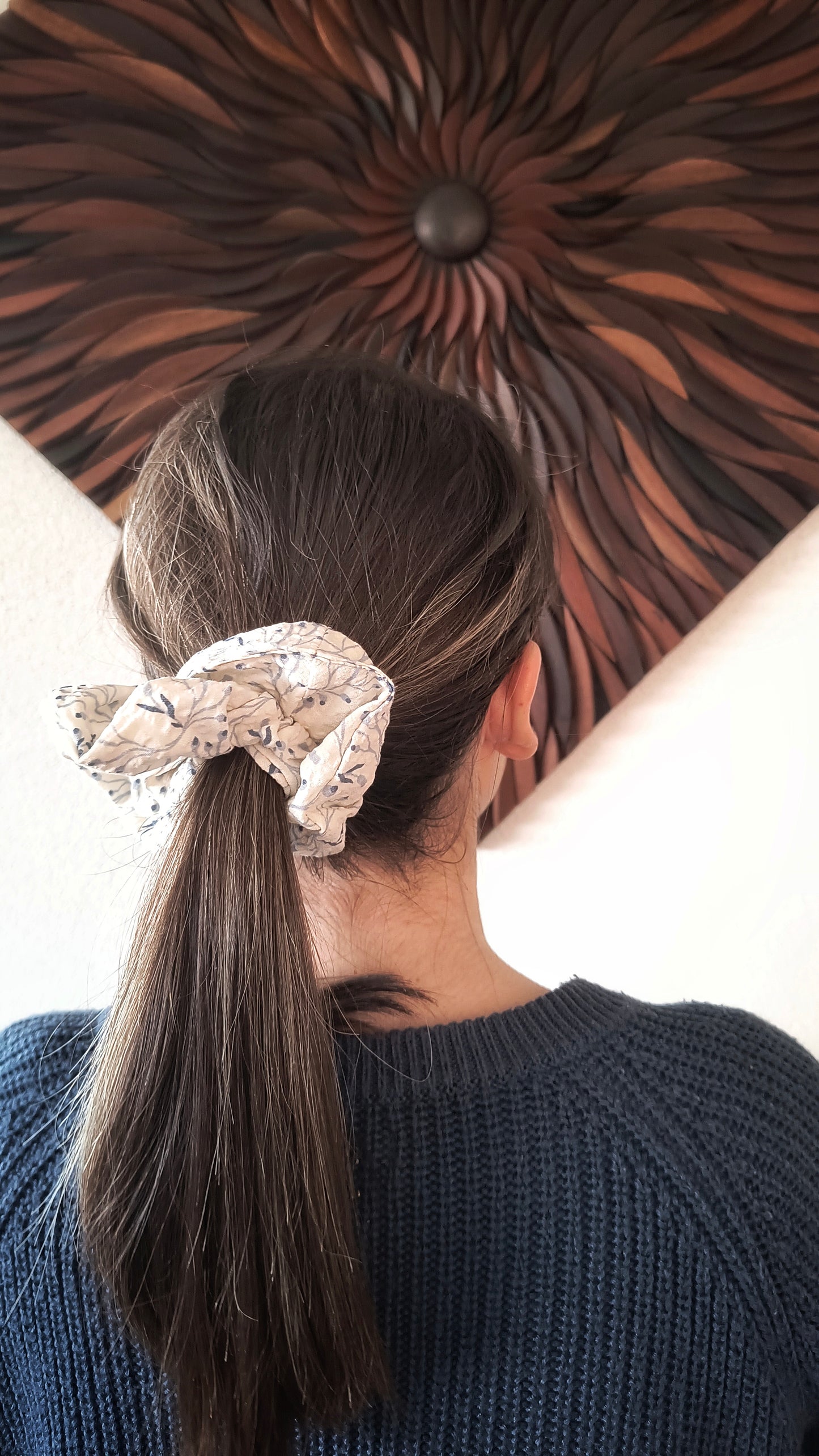 SCRUNCHIE EDIZIONE LIMITATA BIANCO CON STAMPE BLU ALTO