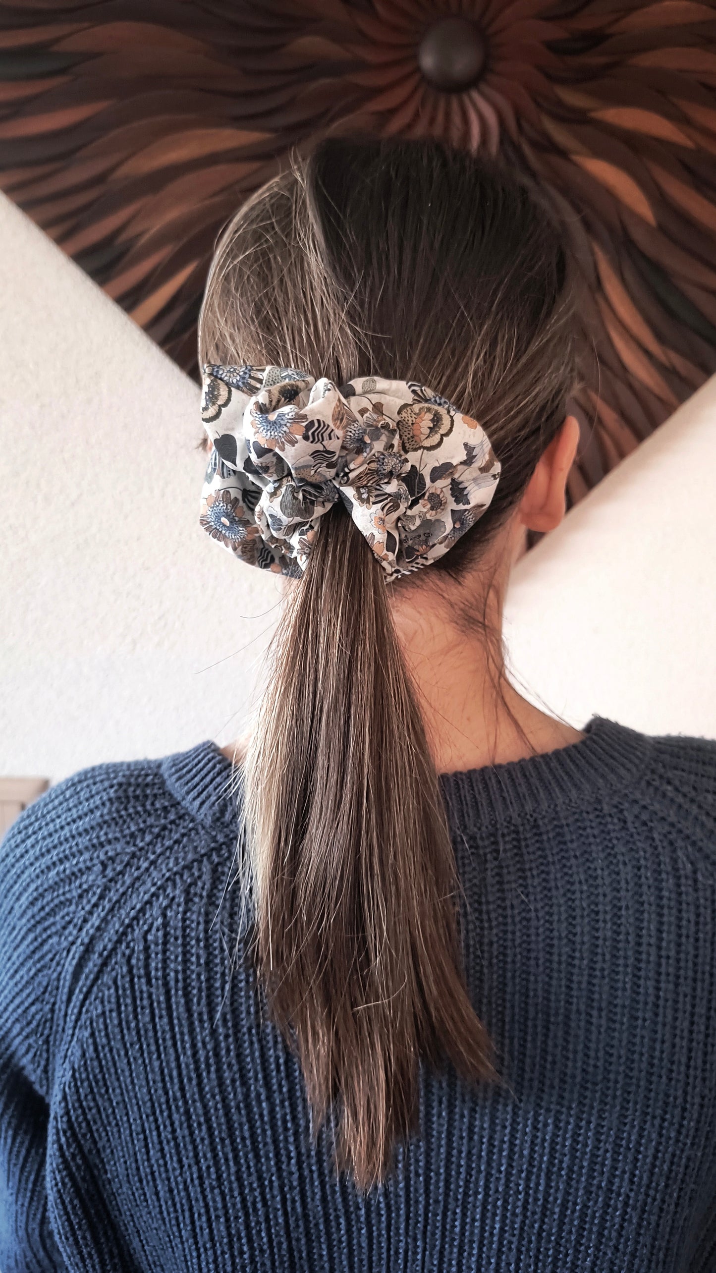 SCRUNCHIE EDIZIONE LIMITATA BEIGE STAMPE FLOREALI ELEGANTI ALTO