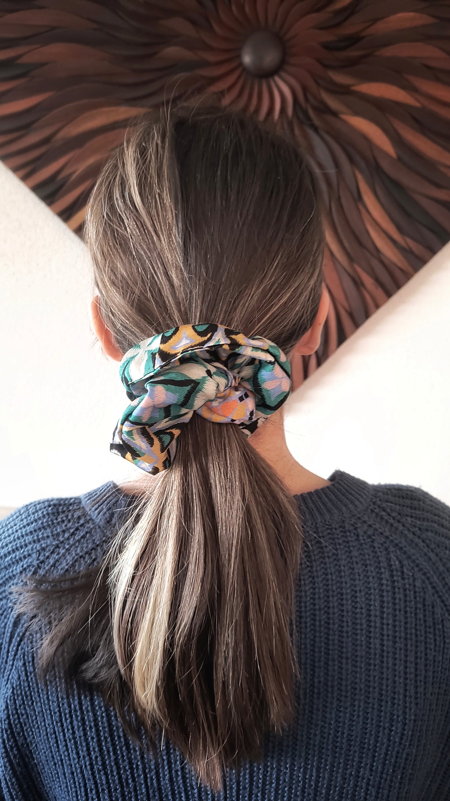 SCRUNCHIE EDIZIONE LIMITATA NERO STAMPE ASTRATTE ALTO