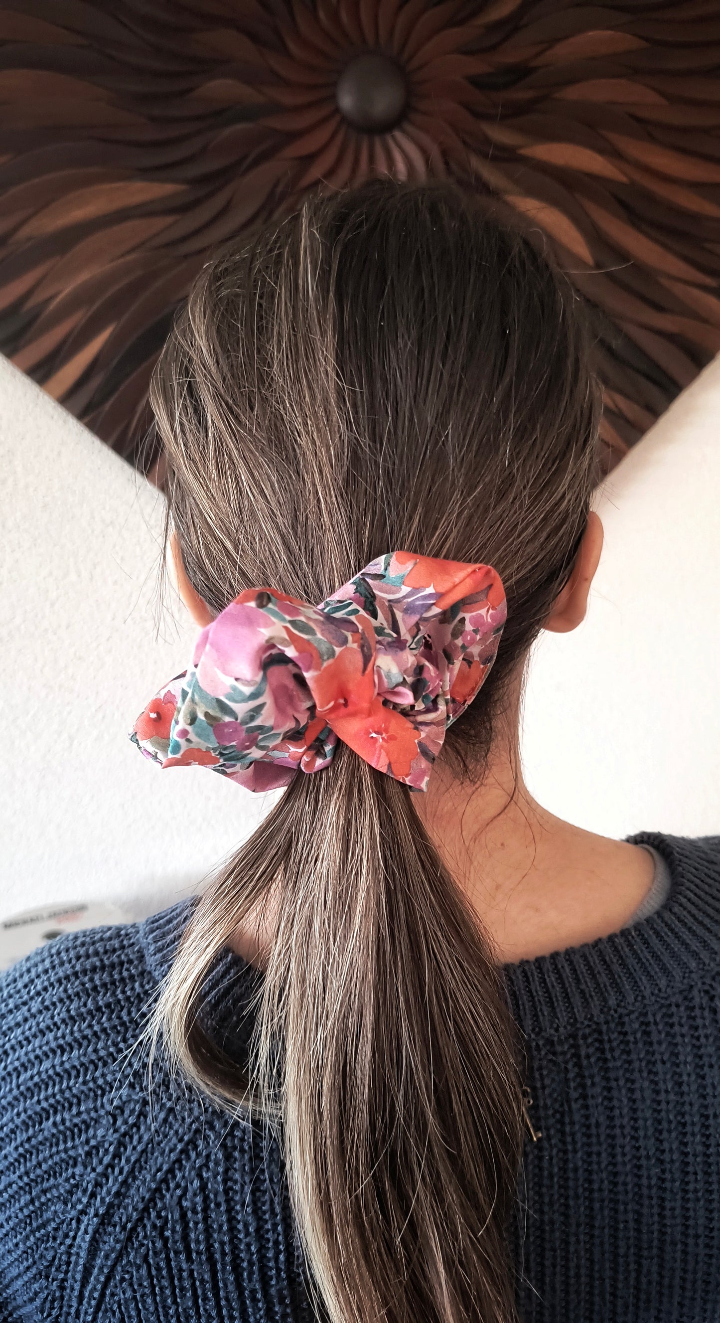 SCRUNCHIE EDIZIONE LIMITATA BIANCO CON STAMPE FIORI ALTO