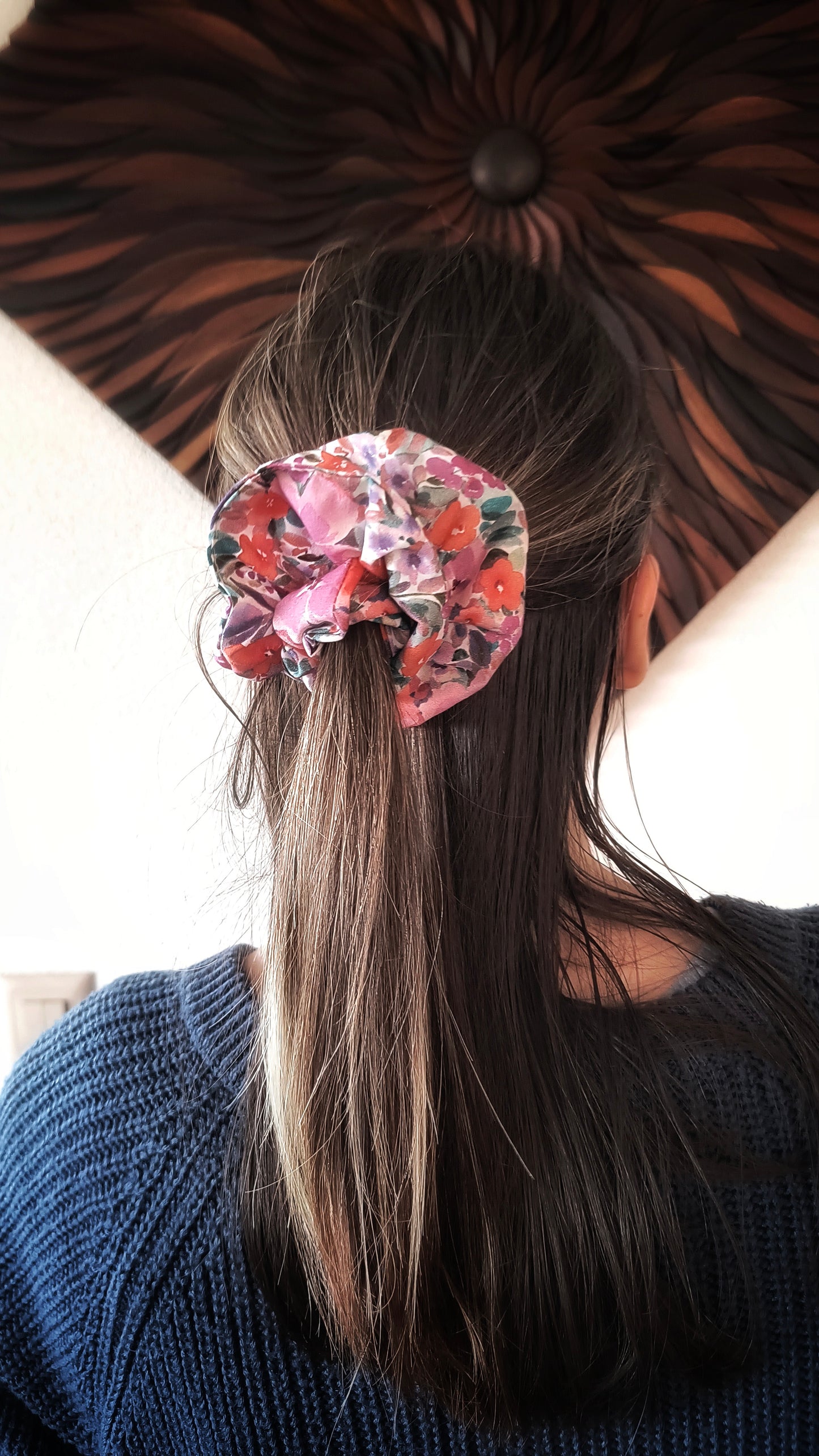SCRUNCHIE EDIZIONE LIMITATA BIANCO CON STAMPE FIORI BASSO
