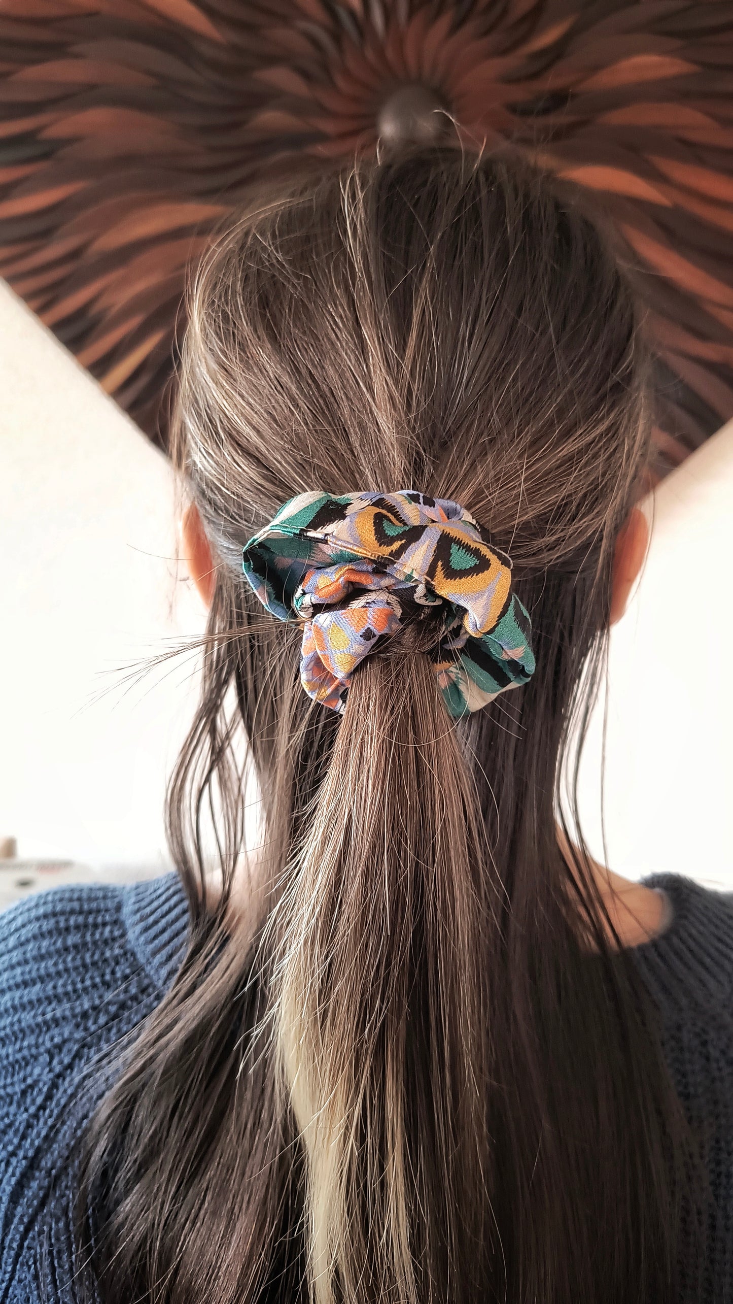 SCRUNCHIE EDIZIONE LIMITATA NERO STAMPE ASTRATTE BASSO