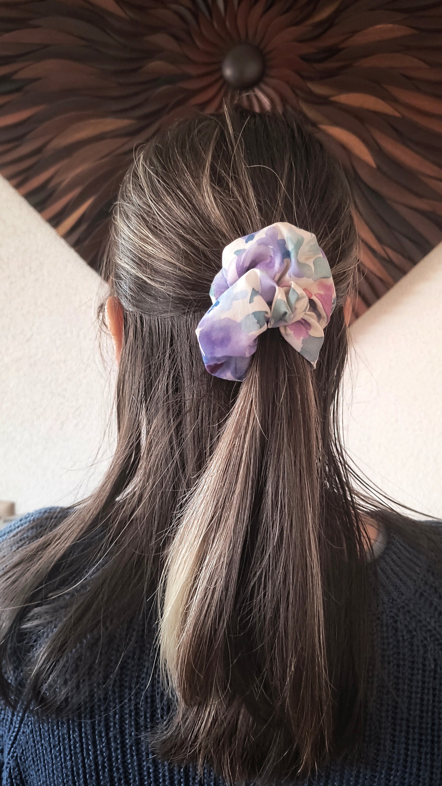 SCRUNCHIE EDIZIONE LIMITATA BIANCO CON STAMPE ACQUERELLO BASSO