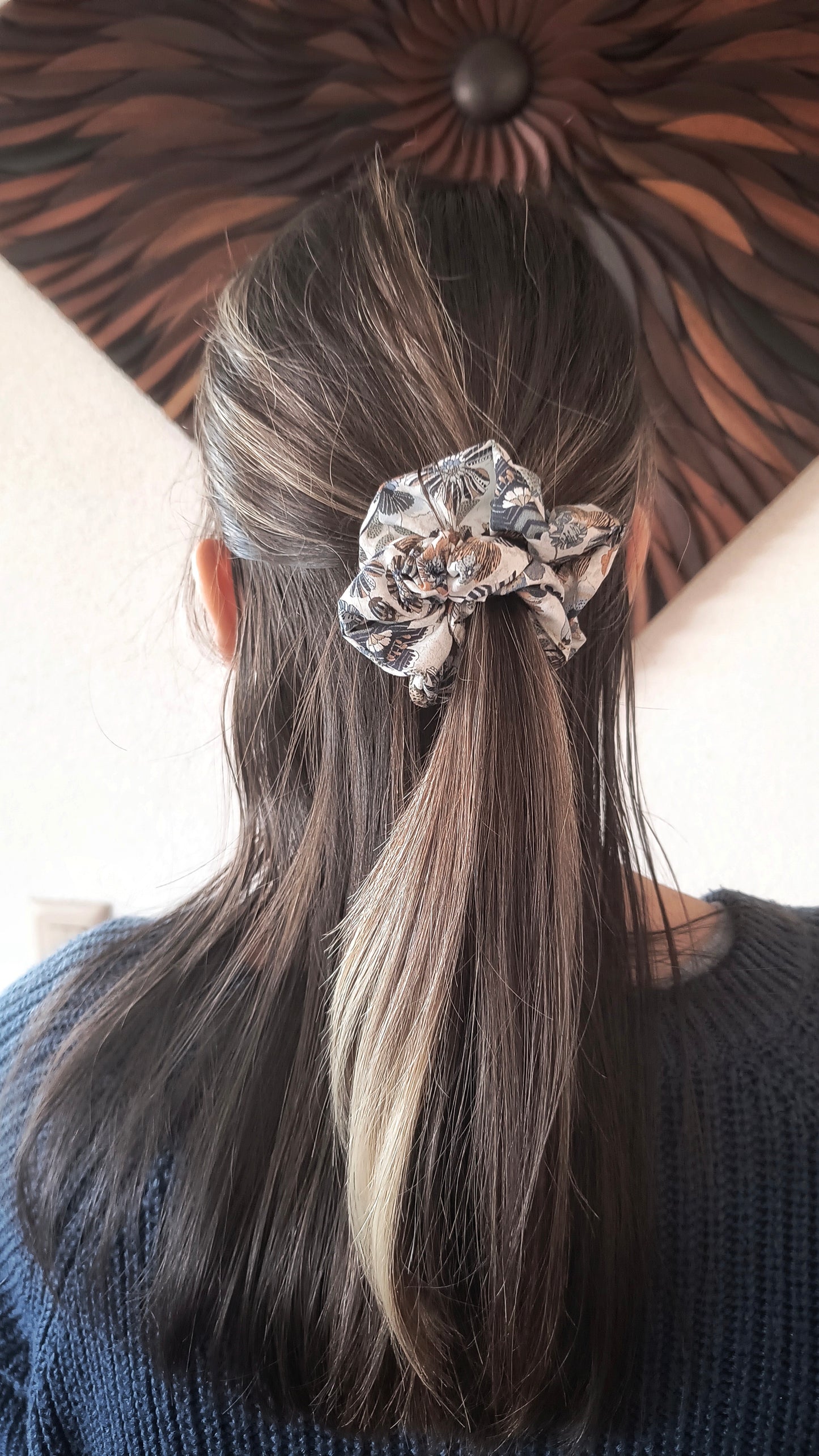 SCRUNCHIE EDIZIONE LIMITATA BEIGE STAMPE FLOREALI ELEGANTI BASSO
