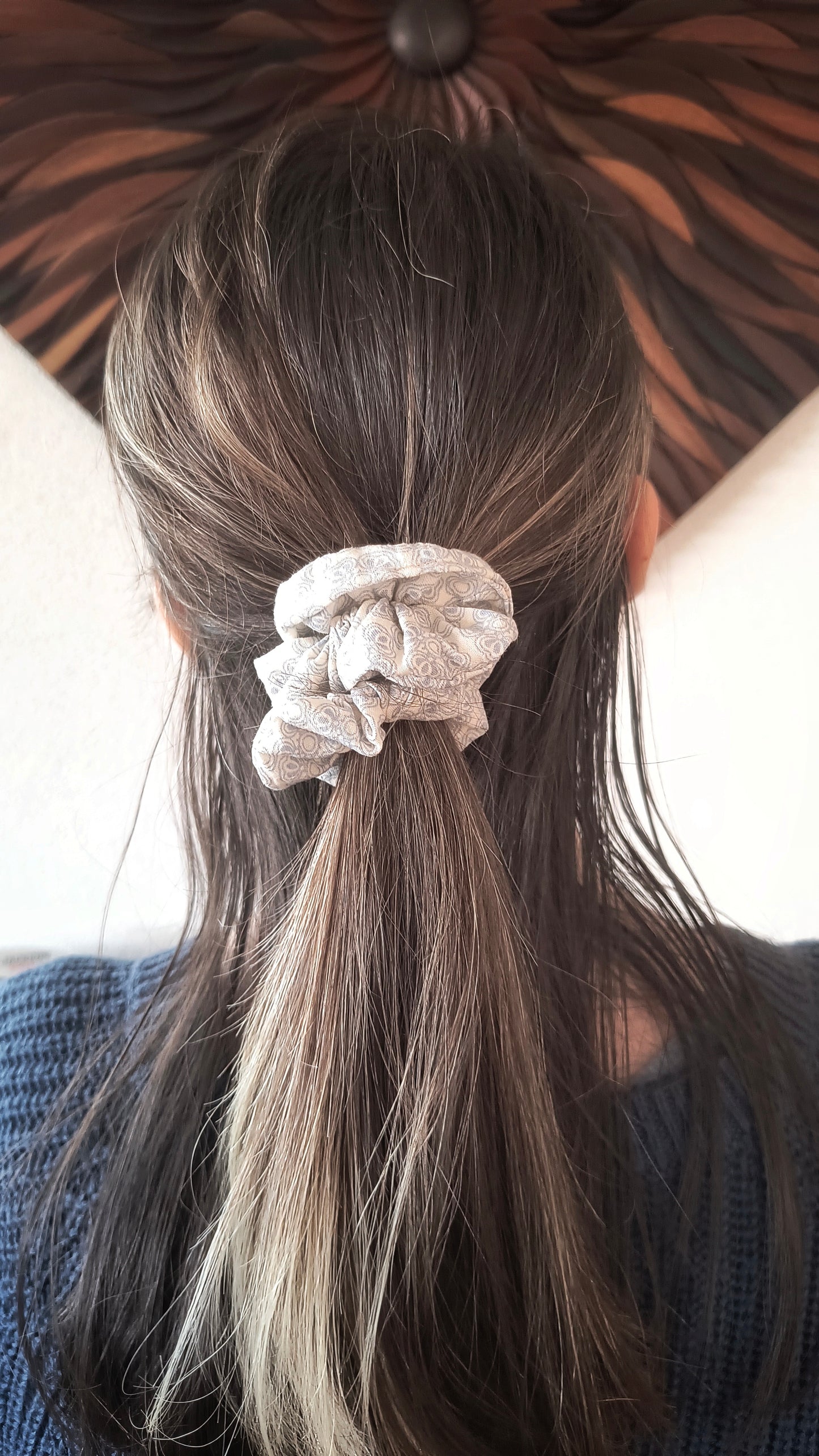 SCRUNCHIE EDIZIONE LIMITATA BIANCO CON STAMPE AZZURRE BASSO