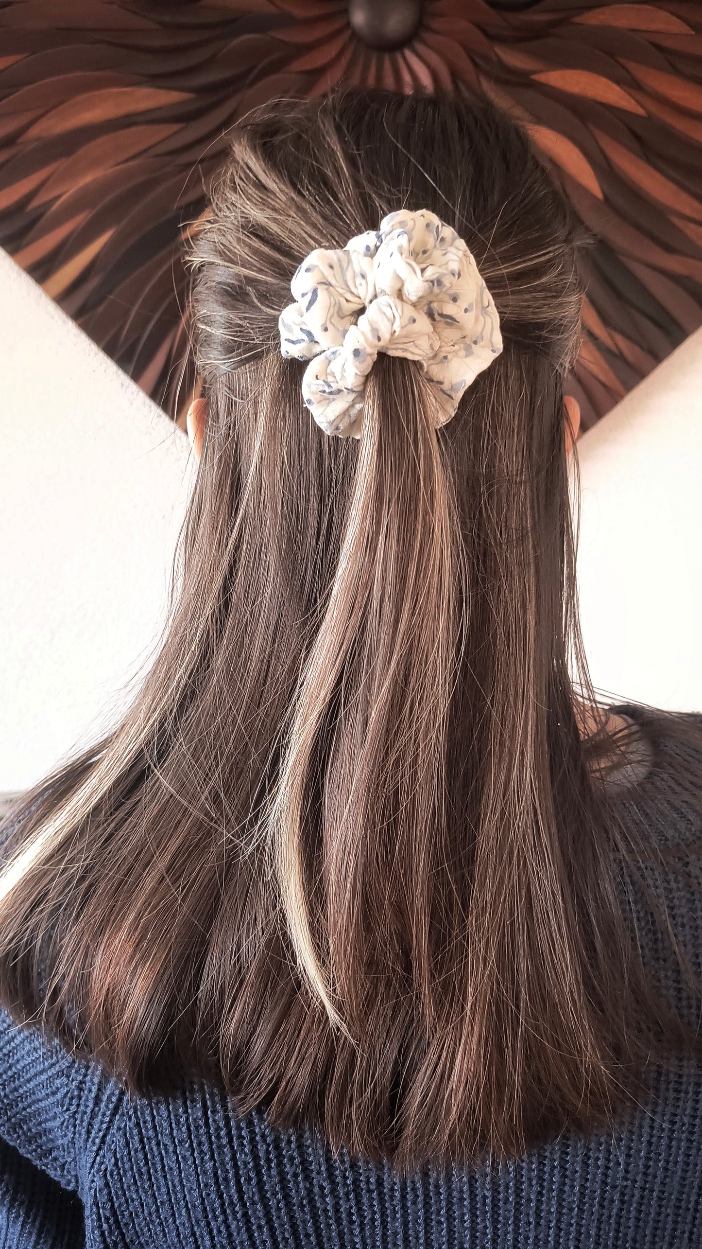 SCRUNCHIE EDIZIONE LIMITATA BIANCO CON STAMPE BLU BASSO