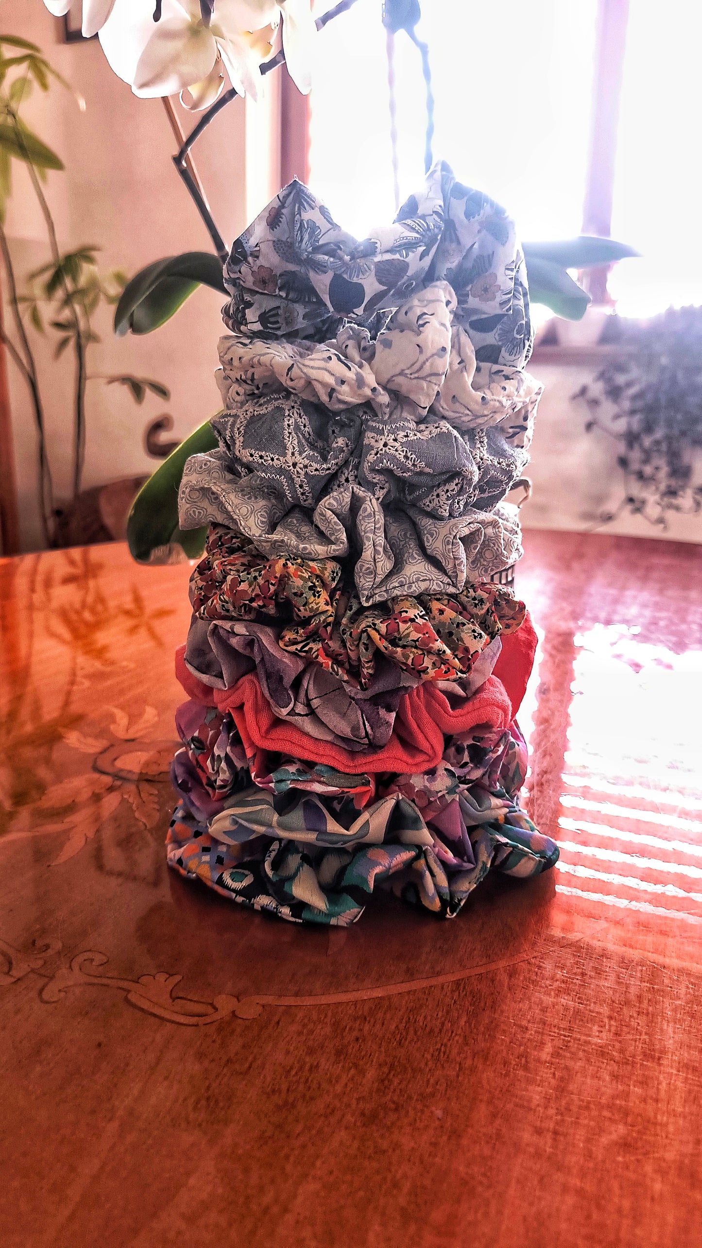SCRUNCHIE EDIZIONE LIMITATA BIANCO CON STAMPE AZZURRE ALTO